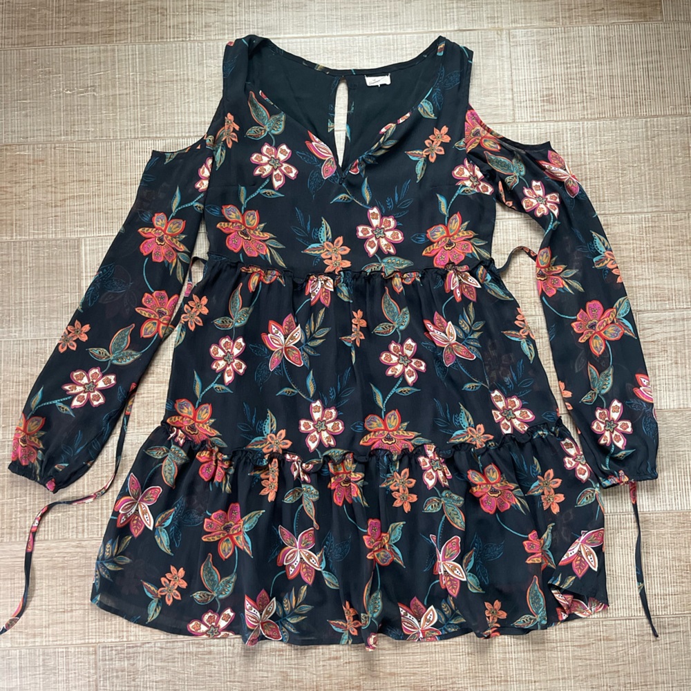 Hollister cut out sleeve dress
